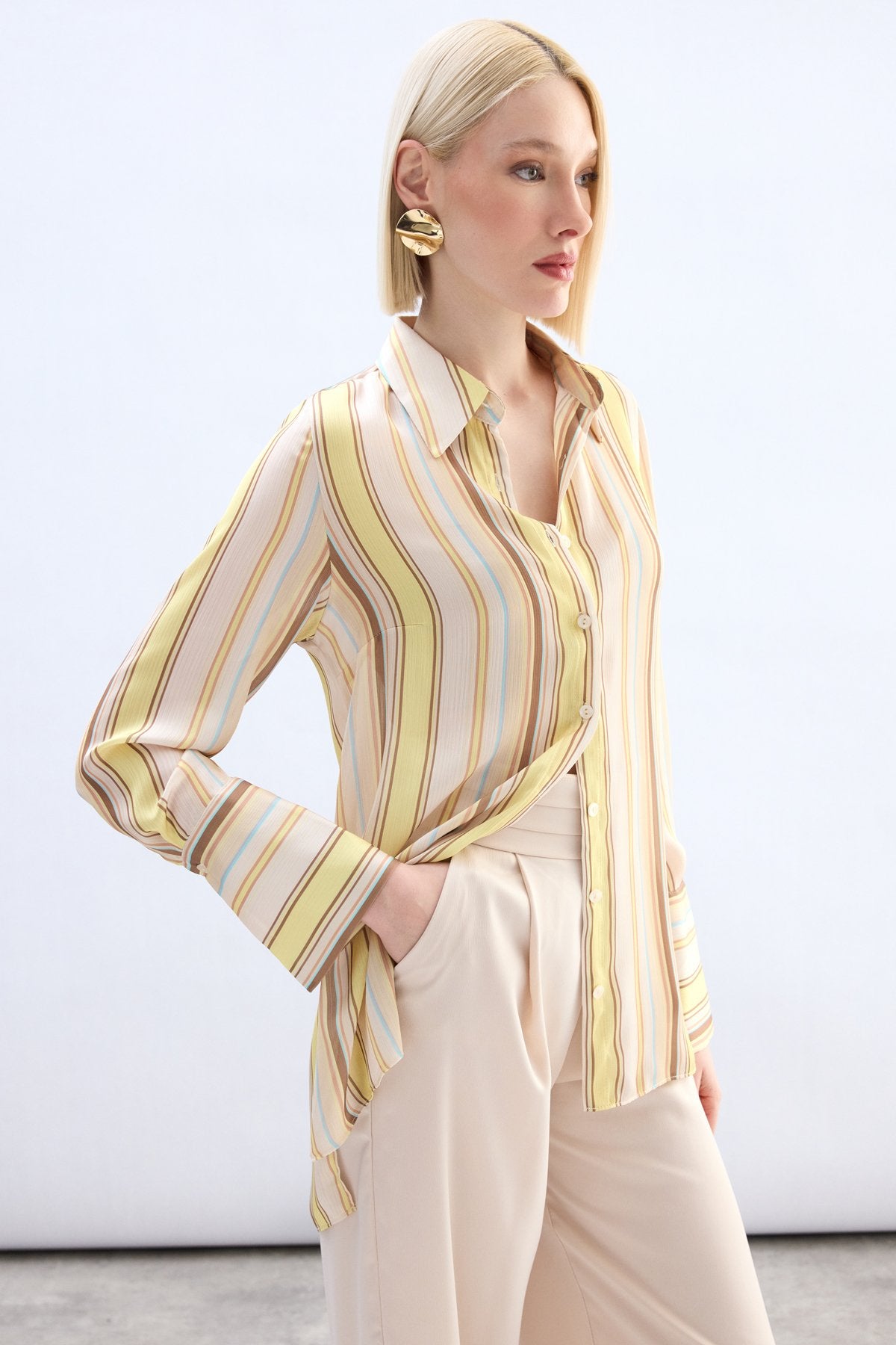 Renkli cizgili gomlek sari f4e6cd_c411fcca 9270 471e ad7b 5a1b99e7eeee